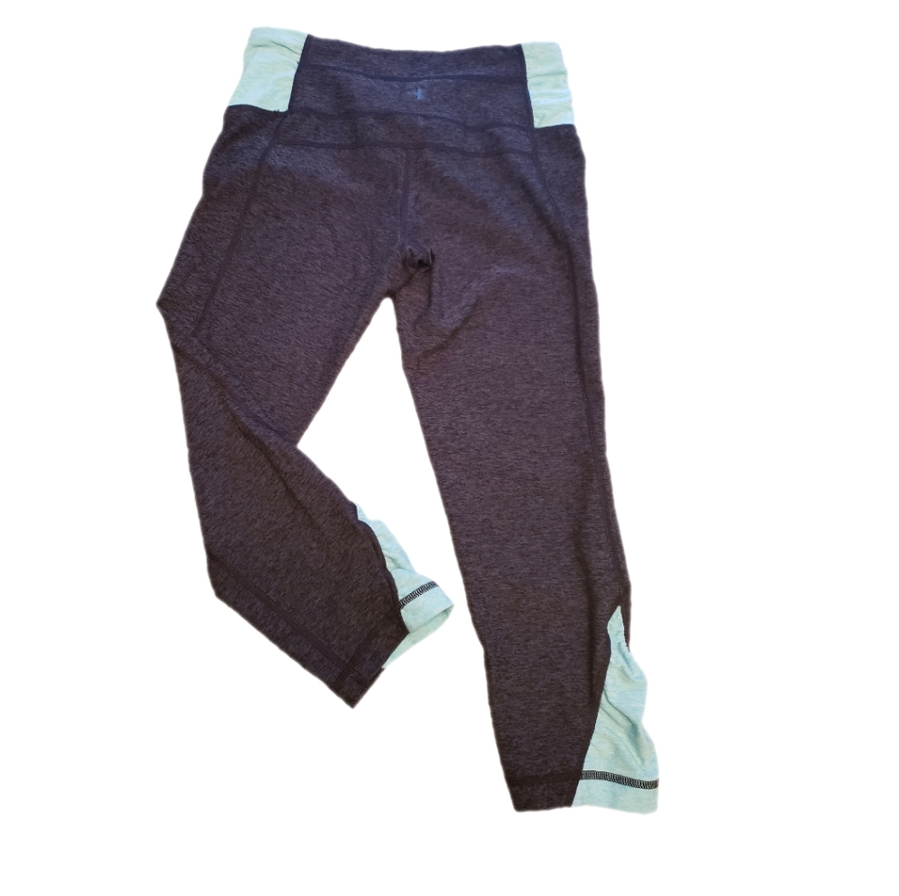 Under Armour *all-season gear* Womens  aqua colored Leggings Calf, S